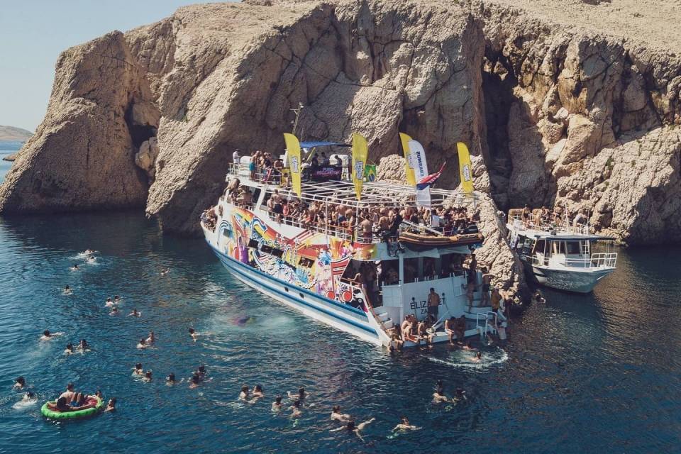 Book a villa directly thorugh us and get a party boat experience for free!