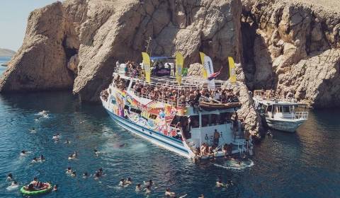 SPECIAL OFFER • ONLY HERE • 2023 • Book glamping on our website, and get a party boat for free!