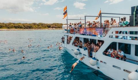 Free boat party for your Noa Glamping Resort booking at Zrce Beach!